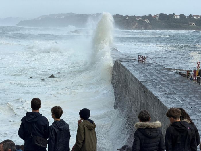  Sóng dữ dội do ảnh hưởng của bão Austen tại Saint-Jean-de-Luz (Pháp) ngày 23/10. Ảnh: Reuters.