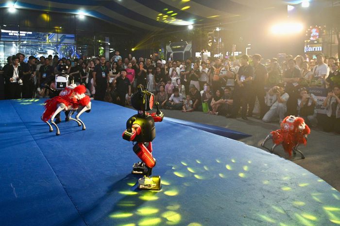 Phần trình diễn của dàn robot hình người, hình thú tại lễ khai mạc (bên trên) và không gian Công nghệ Robot Trung Quốc (bên dưới). Ảnh: Hoài Bảo.
