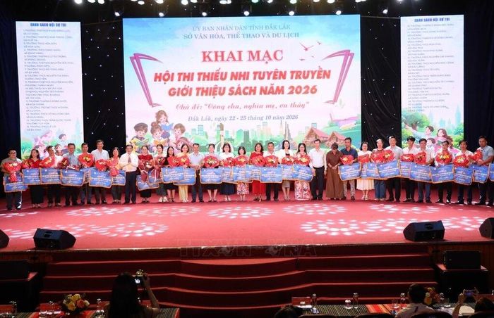  Tặng hoa và cờ lưu niệm cho các đội thi. Ảnh: Hoài Thu/TTXVN 
