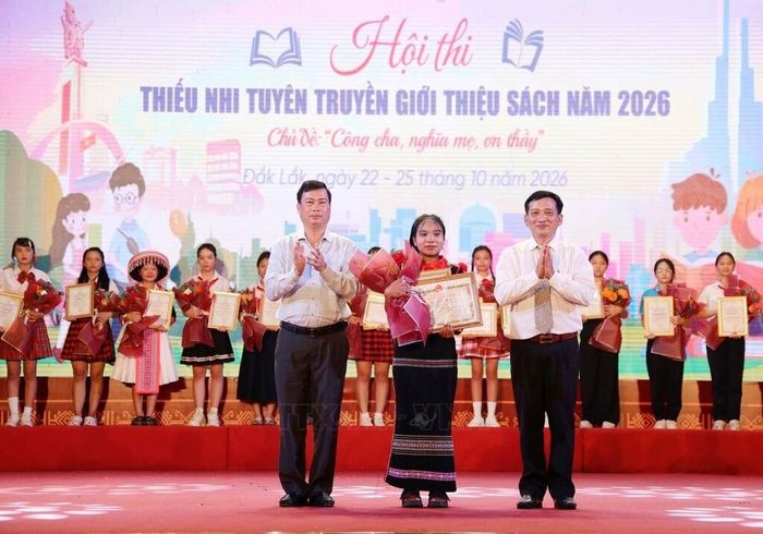 Trao giải Nhất hội thi cho đội thi đến từ Trường Phổ thông Dân tộc nội trú THCS M’ Drắk, xã Cư M'ta. Ảnh: Hoài Thu/TTXVN 