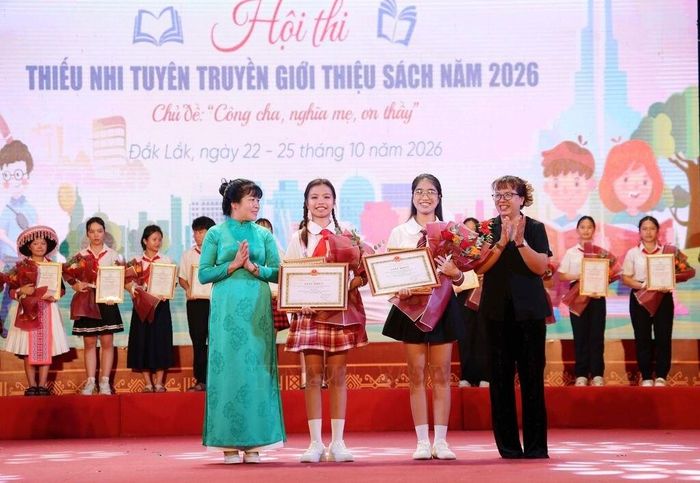  Trao 2 giải Nhì cho các đội thi đạt giải. Ảnh: Hoài Thu/TTXVN 