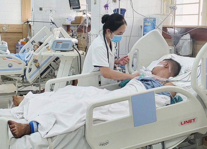  Hai vợ chồng ở Hải Phòng nhập viện trong tình trạng nguy kịch sau vụ cháy nhà, đường hô hấp đầy muội than. Ảnh: Nguyên Hà. 
