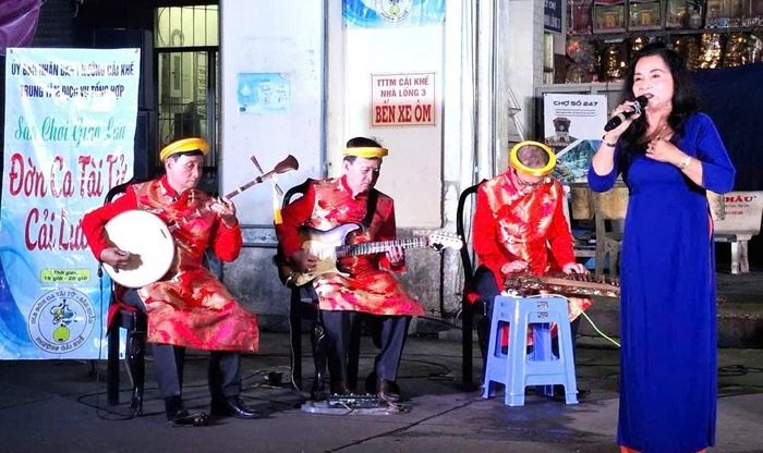Nghệ nhân Lê Ánh Hoa trình bày tại chương trình