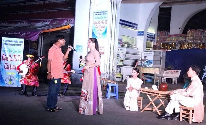 Du khách giao lưu cùng nữ nghệ nhân Tuyết Lan với bài vọng cổ Chợ Mới của cố soạn giả Trọng Nguyễn