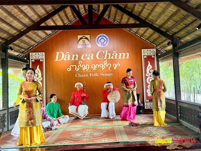Hoạt động giới thiệu nghệ thuật truyền thống trong một chương trình văn hóa cộng đồng.