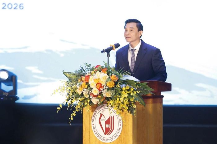 Hiệu trưởng Trường Đại học Văn hóa Hà Nội, PGS.TS Đinh Công Tuấn phát biểu khai mạc và trình bày báo cáo đề dẫn Hội thảo