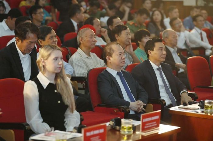 Phó Trưởng Ban Tuyên giáo Trung ương, PGS.TS Bùi Hoài Sơn cùng các đại biểu dự Hội thảo