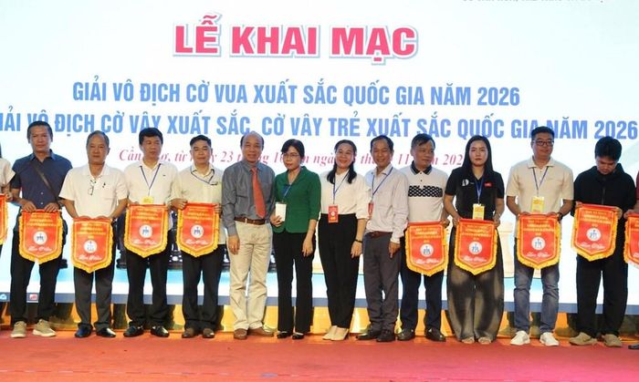 Ban tổ chức tặng cờ lưu niệm cho các đơn vị tham gia giải