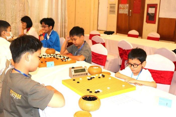 Các vận động viên nam 12 tuổi thi đấu trong khuôn khổ Giải cờ vây trẻ xuất sắc quốc gia năm 2026 tại Cần Thơ vào sáng 26.10