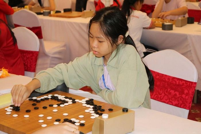 Em Nguyễn Thị Trúc Lâm, học sinh lớp 7, Trường THCS Chu Văn An, phường Gia Viên, TP. Hải Phòng, tham gia thi đấu Giải vô địch cờ vây xuất sắc, cờ vây trẻ xuất sắc quốc gia năm 2026 tại Cần Thơ