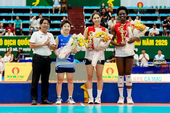Ban tổ chức trao các giải thưởng cá nhân