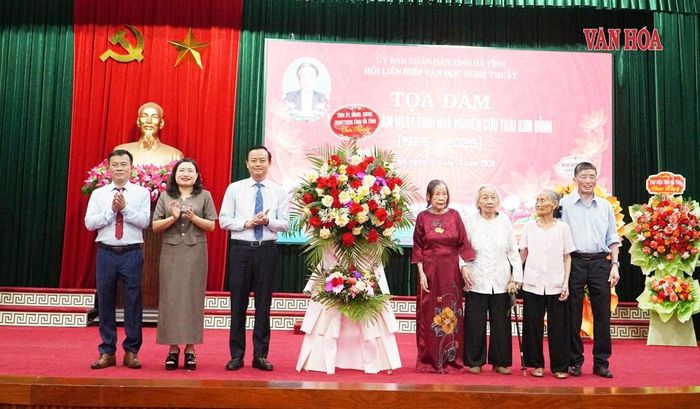 Lãnh đạo tỉnh và lãnh đạo Hội Liên hiệp Văn học Nghệ thuật tỉnh tặng hoa cho gia đình, người thân nhà nghiên cứu Thái Kim Đỉnh