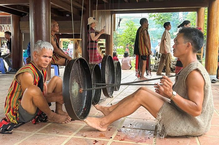 Diễn tấu chiêng Tha của người Brâu ở làng Đăk Mế, xã Pờ Y