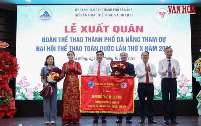 Lãnh đạo TP. Đà Nẵng trao Cờ xuất quân và tặng hoa cho Đoàn Thể thao thành phố