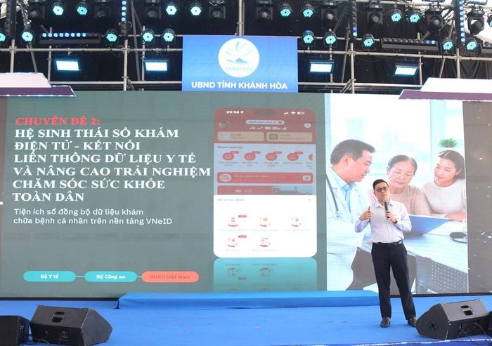 Đại biểu trình bày chuyên đề “Hệ sinh thái sổ khám điện tử – Kết nối liên thông dữ liệu y tế và nâng cao trải nghiệm chăm sóc sức khỏe toàn dân”