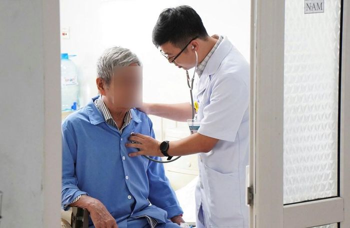 Hiện người bệnh đã có thể tự đi lại, ăn uống bình thường; lồng ngực nhẹ nhõm, nhịp thở êm ái và thay đổi rõ rệt so với trước phẫu thuật