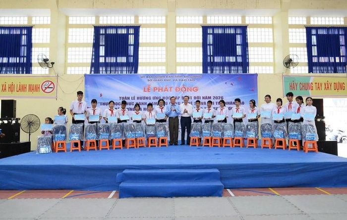 Trao học bổng cho học sinh có hoàn cảnh khó khăn