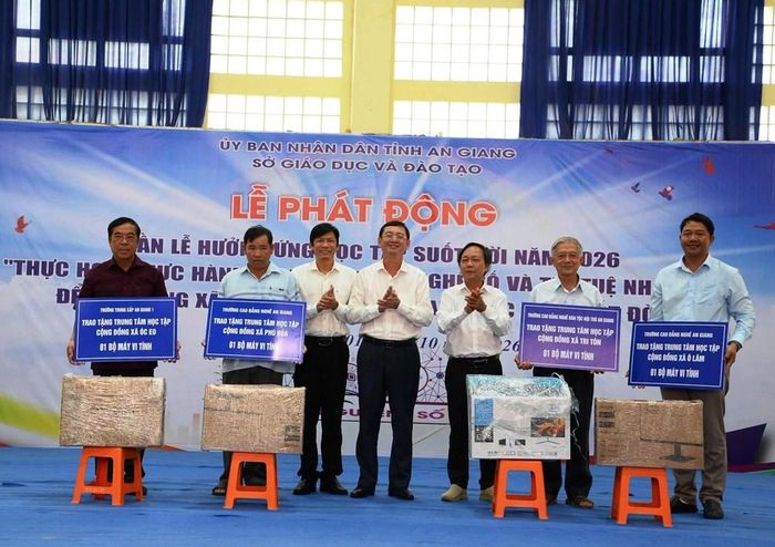 Trao 4 bộ máy vi tính cho 4 xã trong tỉnh tại lễ phát động