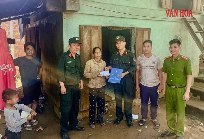Thăm và tặng quà cho các gia đình khó khăn ở địa bàn xã La Lay