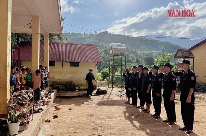 Những đứa trẻ trường Mầm non A Bung chào đón các chú công an với một cách rất khác biệt