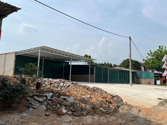Một số công trình được xây dựng trên đất nông nghiệp tại Quốc lộ 2B, xã Tam Đảo, tỉnh Phú Thọ. Ảnh: Tuấn Đông