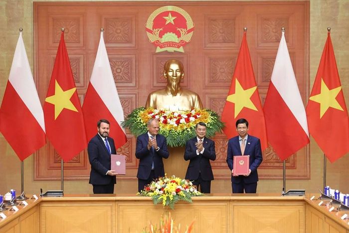 Thủ tướng Lê Minh Hưng và Thủ tướng Donald Tusk chứng kiến Thứ trưởng Bộ VHTTDL Việt Nam Hồ An Phong và Phó Quốc vụ khanh, Bộ Ngoại giao Ba Lan Robert Kupiecki trao đổi Bản ghi nhớ về hợp tác du lịch giữa Bộ VHTTDL Việt Nam và Bộ Thể thao và Du lịch Ba Lan