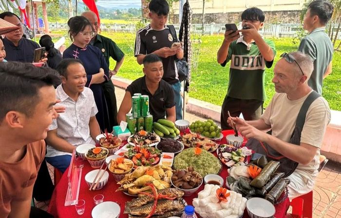 Lễ hội thu hút nhiều du khách đến tham quan và trải nghiệm