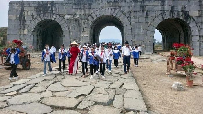 Học sinh tìm hiểu lịch sử, kiến trúc Di sản văn hóa thế giới Thành nhà Hồ, qua đó nâng cao ý thức gìn giữ và phát huy giá trị di sản quê hương