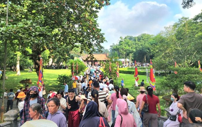 Đông đảo người dân và du khách thập phương tham dự Lễ hội Lam Kinh 2026
