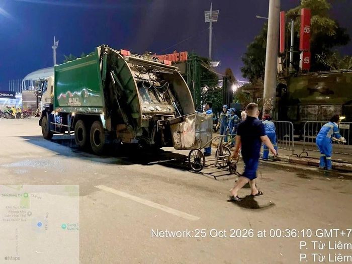 Công việc được triển khai xuyên đêm, góp phần làm sạch không gian công cộng sau sự kiện.