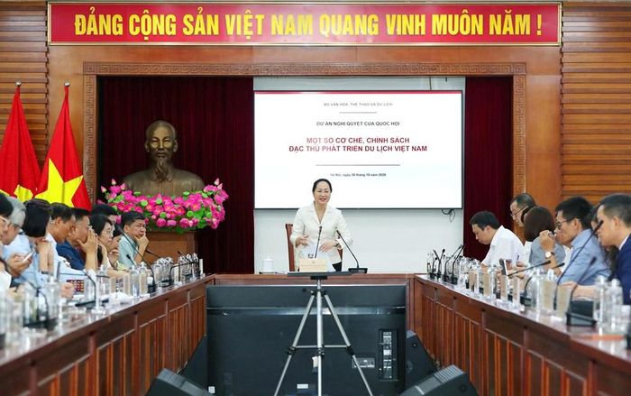 Uỷ viên BCH Trung ương Đảng, Bộ trưởng Bộ VHTTDL Lâm Thị Phương Thanh phát biểu kết luận Hội nghị