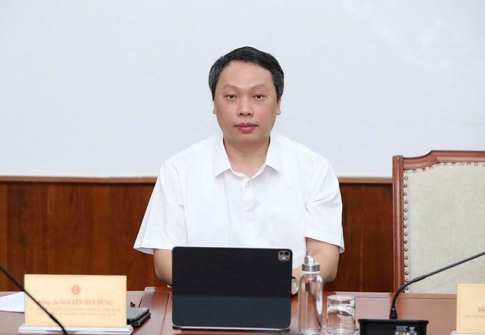 Uỷ viên dự khuyết BCH Trung ương Đảng, Thứ trưởng Bộ VHTTDL Nguyễn Huy Dũng trao đổi với các doanh nghiệp