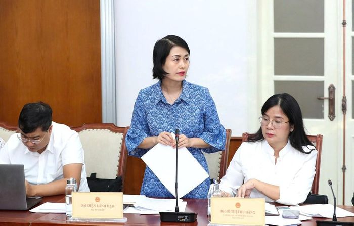 Đại diện Bộ Tư pháp góp ý tại Hội nghị