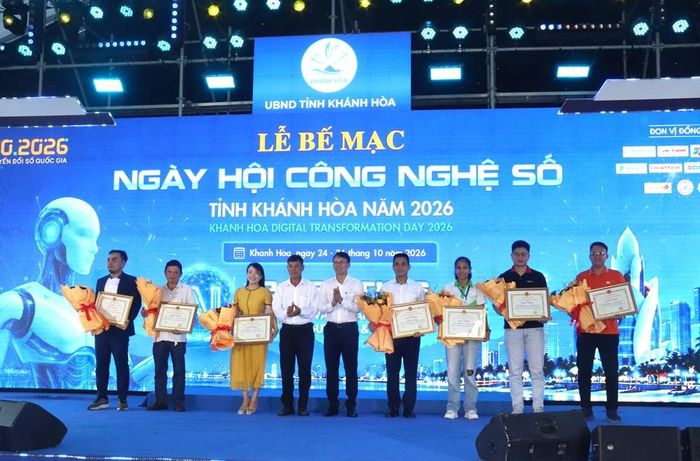 UBND tỉnh đã tặng Bằng khen cho 19 tập thể và cá nhân có thành tích xuất sắc đóng góp cho phong trào chuyển đổi số và Ngày hội Công nghệ số tỉnh Khánh Hòa năm 2026