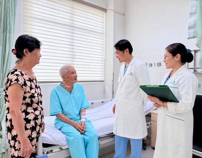 Niềm vui của ông C. và gia đình sau khi ông được các bác sĩ cứu sống và sức khỏe đang dần hồi phục