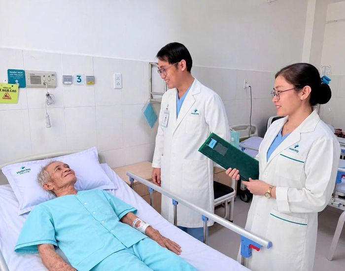 Ông P.V.C. (73 tuổi, ngụ tỉnh Vĩnh Long) bị ngừng tim khi trên đường đến Bệnh viện cấp cứu