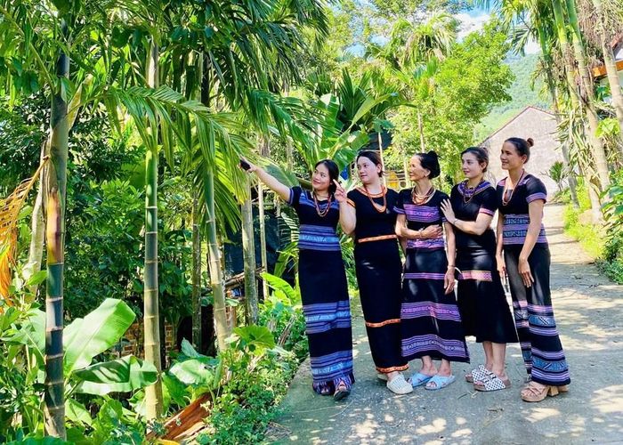 Từ tâm huyết của nghệ nhân Đinh Thị Y, những làn điệu Ta lêu, Ca choi tiếp tục được trao truyền, nối dài mạch nguồn văn hóa Hrê