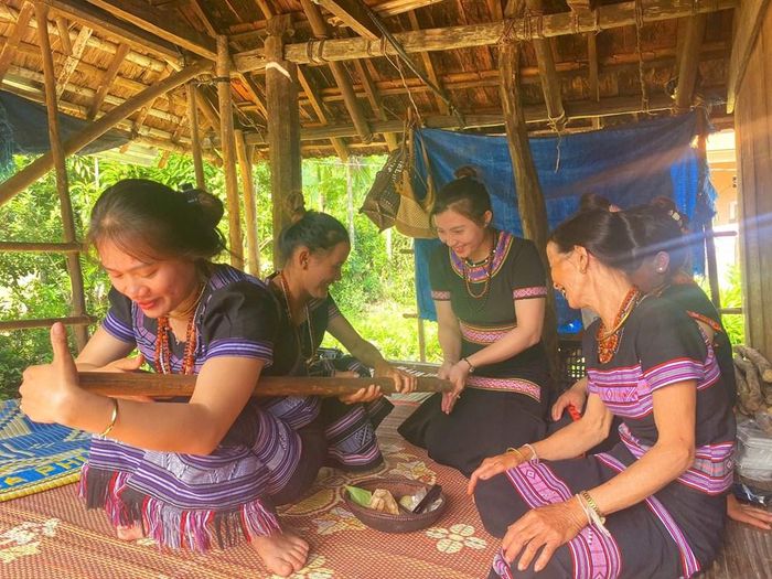 Tiếng ống vinh-vút hòa cùng lời ca, góp phần làm phong phú đời sống văn hóa cộng đồng người Hrê ở xã Sơn Mai