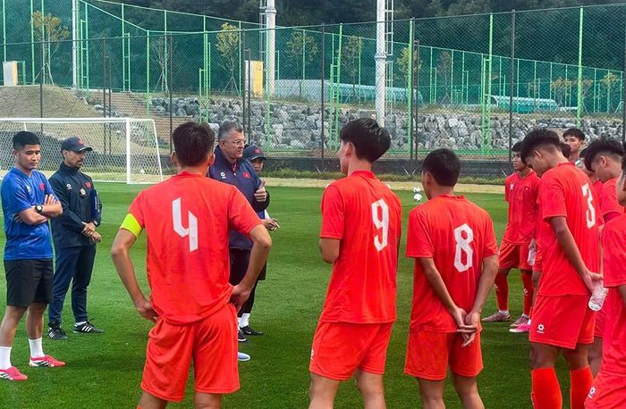 HLV Cristiano Roland trao đổi, chỉ đạo các cầu thủ U17 Việt Nam trong quá trình tập huấn tại Hàn Quốc. Ảnh: VFF