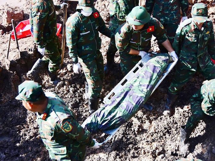 Kết quả tìm kiếm trong ngày 26.10, lực lượng làm nhiệm vụ đã phát hiện, quy tập 10 hài cốt liệt sĩ tại Công viên Lê Thị Riêng