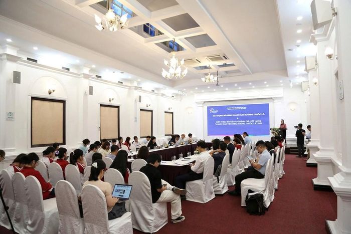 Bà Nguyễn Thị Mỹ Hạnh (Phòng Lưu trú Du lịch, Cục Du lịch Quốc gia Việt Nam) trình bày tham luận