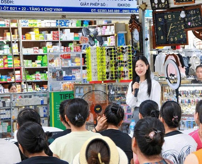 Chuyên gia thương mại điện tử chia sẻ kinh nghiệm kinh doanh trên nền tảng số với tiểu thương chợ Vinh. Ảnh: Quang An