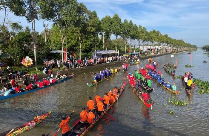Đông đảo người dân đến xem, cổ vũ các đội đua