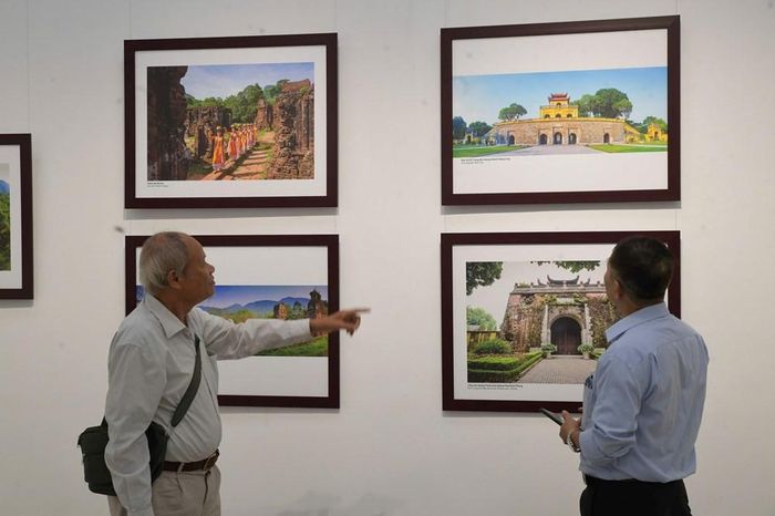 Khách tham quan Triển lãm