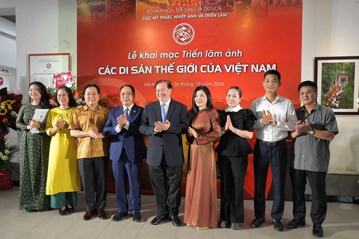 Các đại biểu dự khai mạc Triển lãm