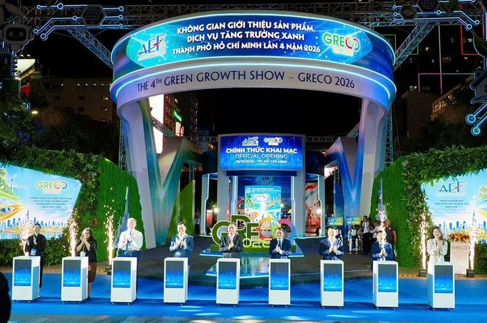 Các đại biểu thực hiện nghi thức khai mạc sự kiện