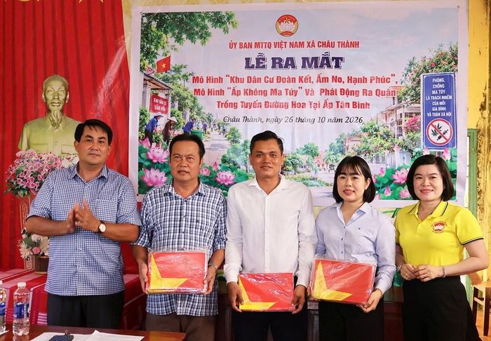 Trao 50 lá cờ Tổ quốc cho lãnh đạo ấp Tân Bình nhận