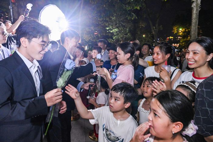 Tán Đa Show tiếp tục thu hút đông đảo khán giả. Đêm nhạc lần này không chỉ là không gian thưởng thức nghệ thuật mà còn là lời tri ân sâu sắc gửi tới những người phụ nữ qua ngôn ngữ âm nhạc giàu cảm xúc. Ảnh: BTC