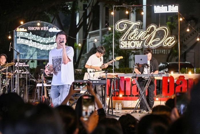 Nghệ sĩ Vinh Khuất đã làm bùng nổ không gian Tán Đa Show bằng phong cách trình diễn kết hợp nhuần nhuyễn giữa âm hưởng dân tộc Việt Nam và tư duy âm nhạc phương Tây hiện đại. Ảnh: BTC