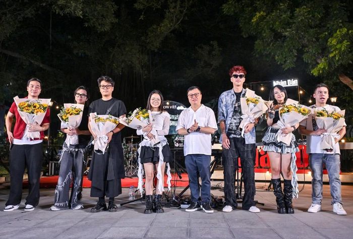 Nhà báo Lê Quốc Minh, TBT Báo Nhân Dân tặng hoa cho các nghệ sĩ tham gia trong chương trình. Ảnh: BTC